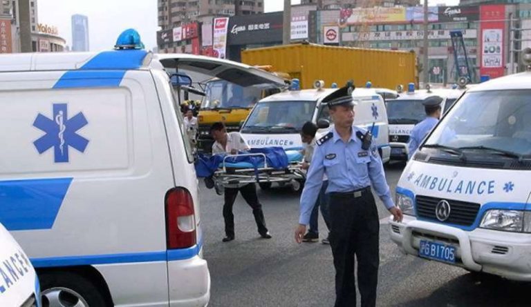 Cina, a Taipingun un folle lancia la sua auto contro la folla: sei morti e sette feriti