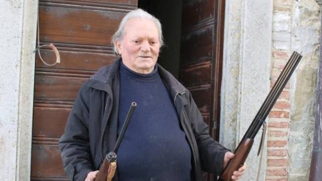 Perugia, parla il parroco Don Antonio Mandrelli: “Se entra un ladro non lo ucciderei ma gli metterei paura con il fucile”