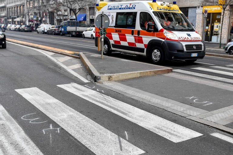 Buccinasco (Milano), pirata della strada investe una mamma con quattro bimbi: uno di loro è in codice rosso