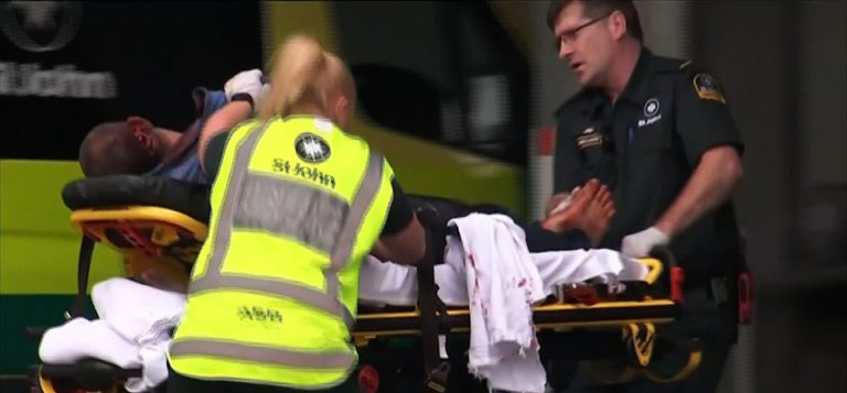 Apocalisse in Nuova Zelanda: un folle armato spara in due moschee e uccide 49 persone