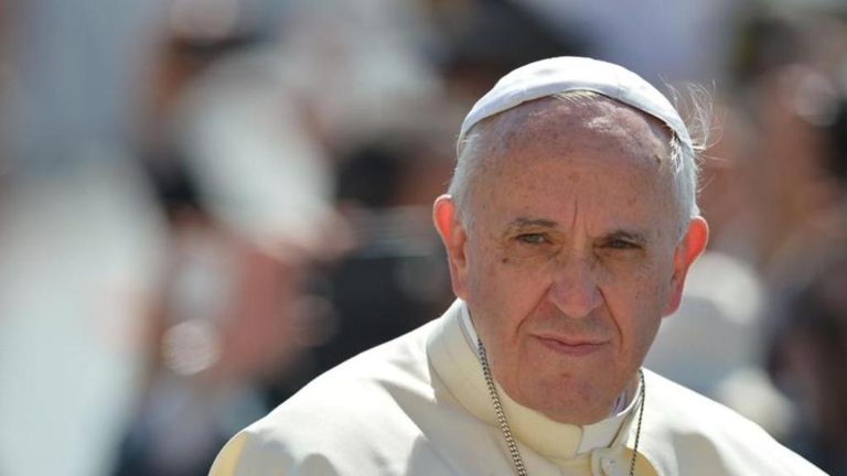 Il Papa ai politici: “Non devono farsi intimidire dai grandi poteri finanziari e mediatici”