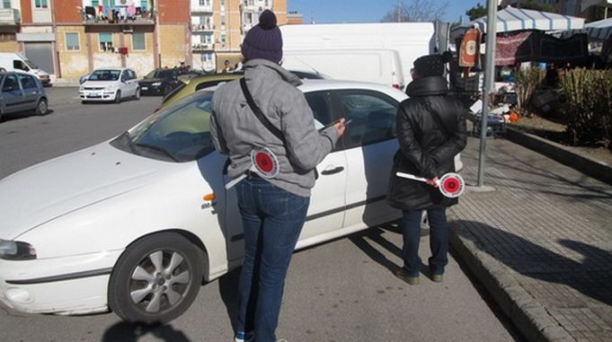 Roma, 3 poliziotti liberi dal servizio arrestano due pusher stranieri e sequestrano due trolley con 20 chili di marijuana