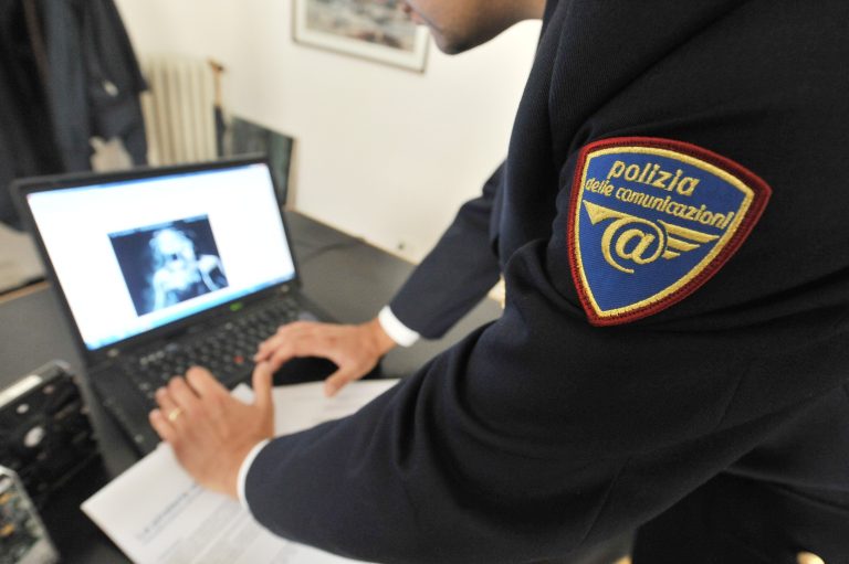 Catania, arrestato esperto informatico per detenzione di materiale pedopornografico