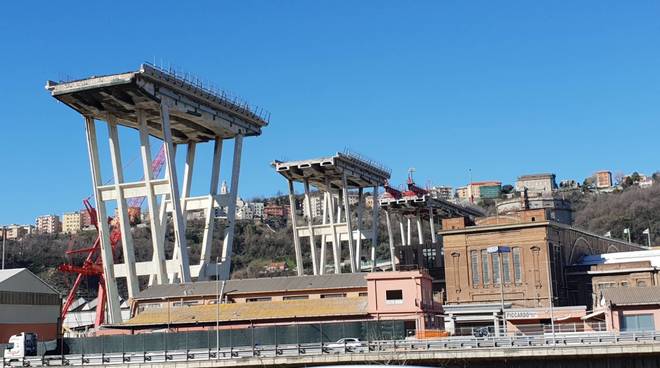 Genova, abbattimento rinviato per la pila 8 del ponte Morandi: c’è l’amianto