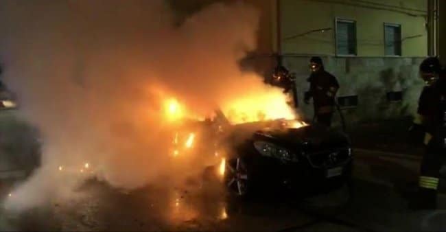 Reggio Calabria, dà fuoco alla macchina della moglie che rimane gravemente ustionata e poi fugge. Caccia all’uomo da parte della polizia