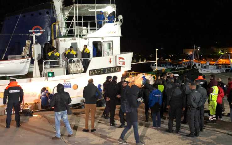 Lampedusa, la Finanza sequestra la nave “Mare Jonio”. I 49 migranti sono stati sbarcati