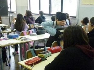 Nardò (Lecce), maestra schiaffeggia un alunno: il gip Panzanera la sospende dall’insegnamento