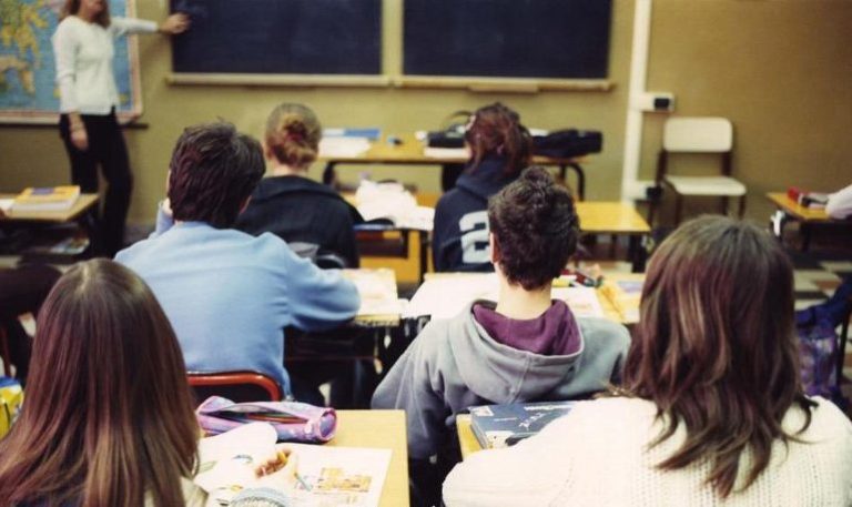 Sassari, una supplente punisce gli alunni costringendoli al buio in classe: è stata denunciata e costretta alle dimissioni