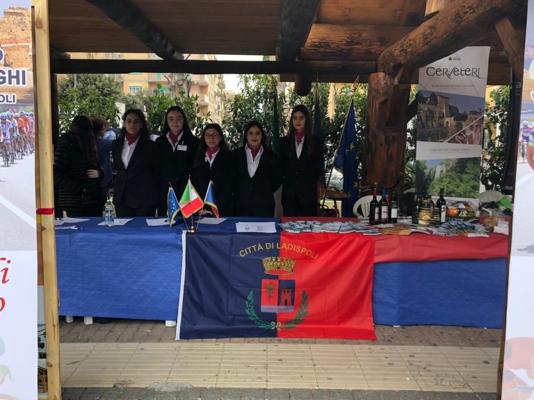 ‘Gran Fondo Mare e Laghi’: aperti gli stand ad accogliere i cittadini ci sono gli studenti dell’Istituto Alberghiero di Ladispoli