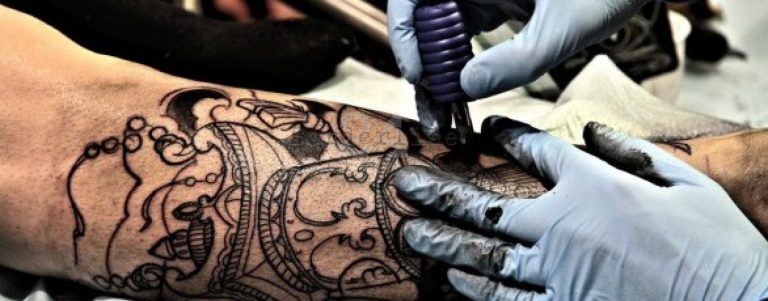 Ritirati dal mercato italiano tre colori utilizzati per i tatuaggi: contengo sostanze cancerogene