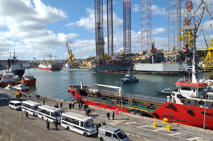 La Valletta (Malta), ha attraccato il barcone dirottato con 108 migranti: tre di loro in manette