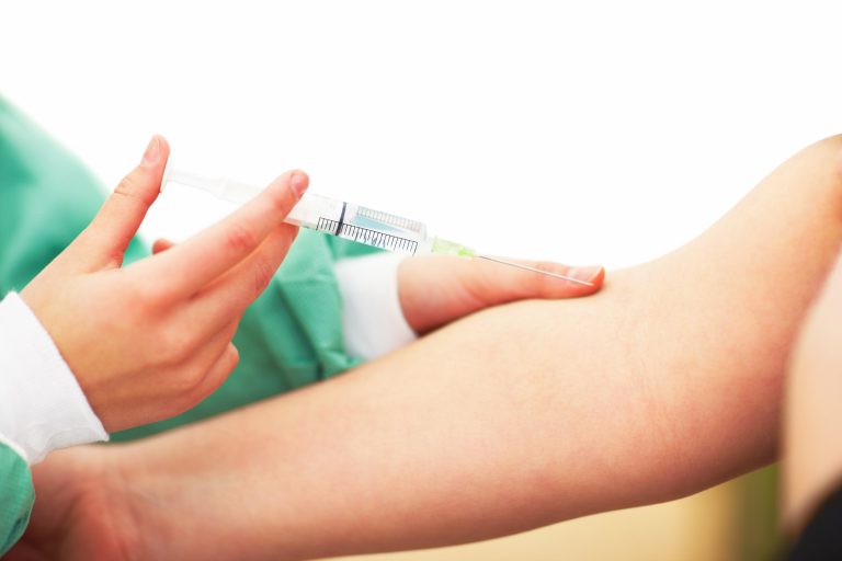 Senza essere vaccinati non si entra a scuola. Obbligo dagli asili e fino al secondo anno delle Superiori, 24 ore di proroga per i documenti