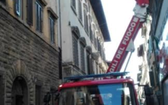 Firenze, cade un pezzo di cornicione da un palazzo: nessun ferito