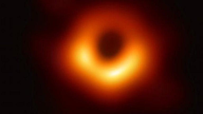 Scienza, ecco lo ‘scatto del XXI secolo’: la prima fotografia di un buco nero