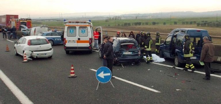 Incidente stradale sull’autostrada A1 Milano-Napoli: due morti e cinque feriti