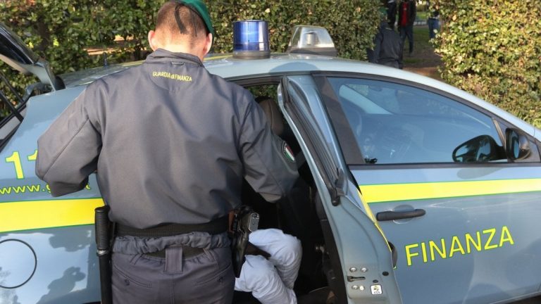 Operazione della GdF tra Ostia e penisola Iberica.  Stupefacenti e armi: in 8 finiscono dietro in cella