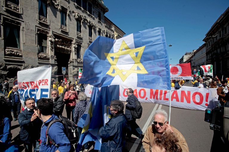 25 aprile, contestata da alcuni manifestanti la Brigata Ebraico nel corteo per la Liberazione