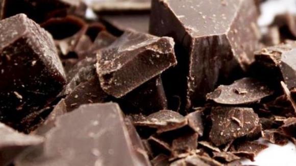Alimenti, ecco le virtù della cioccolata: migliore l’umore e la passione ed è antibatterico