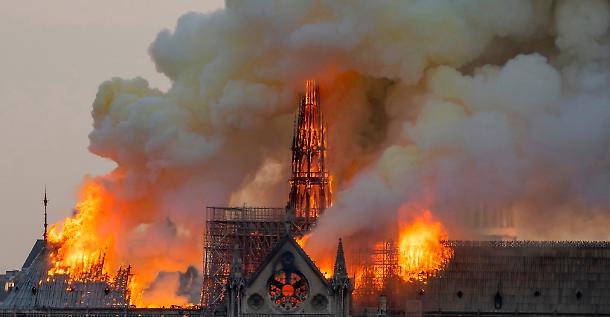 Parigi, il rogo di Notre Dame, alcuni operai fumavano sulle impalcature