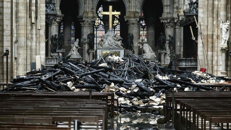 L’incendio di Notre Dame: un ‘bug’ informatico avrebbe rallentato l’intervento per contrastare le fiamme. 60 vigili del fuoco presidiano la cattedrale