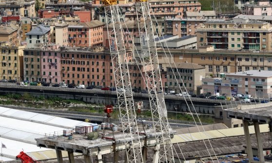 Genova, al via la ricostruzione del nuovo ponte con la posa della pila 6