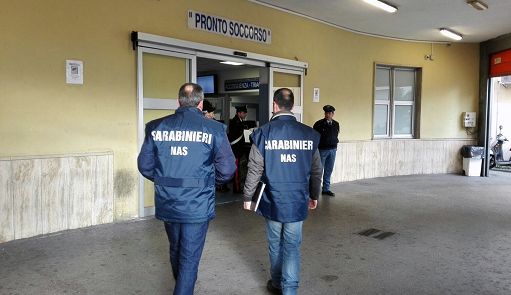 Napoli, dimenticano pinze nell’addome dopo il parte cesareo. Sequestrata la cartella clinica