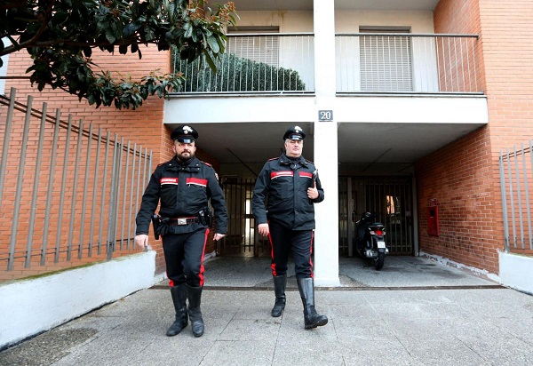 Roma, controlli antidroga a Tor Bella Monaca: 3 pusher in manette 