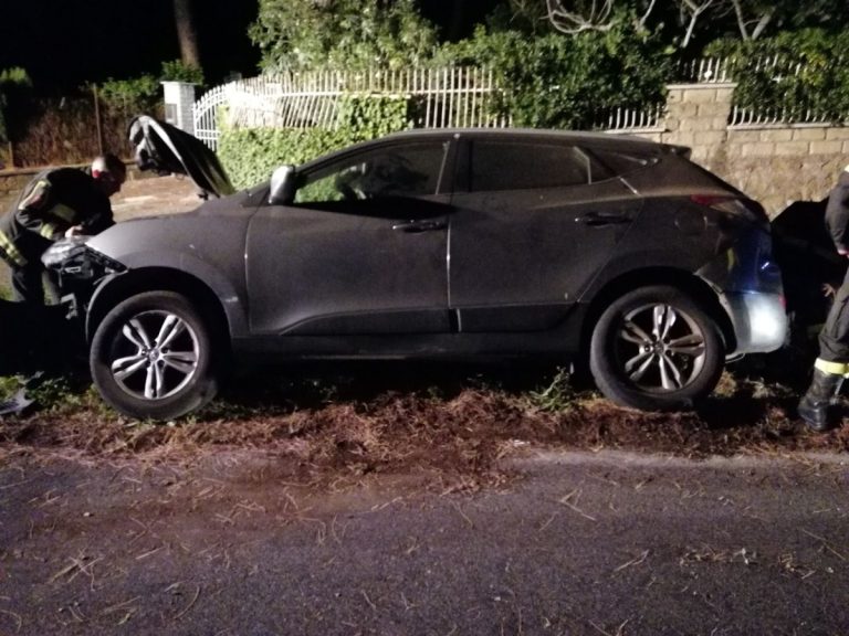 Torino, grave incidente stradale: una jeep perde il controllo abbatte un palo della luce che finisce poi sui cavi della linea aerea del tram provocando un blocco