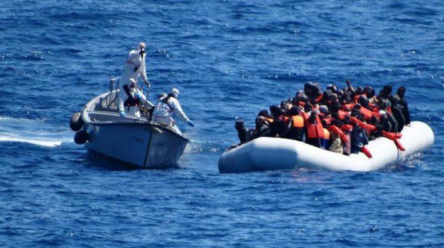 Libia, otto migranti dispersi in mare e altri venti su un gommone in difficoltà