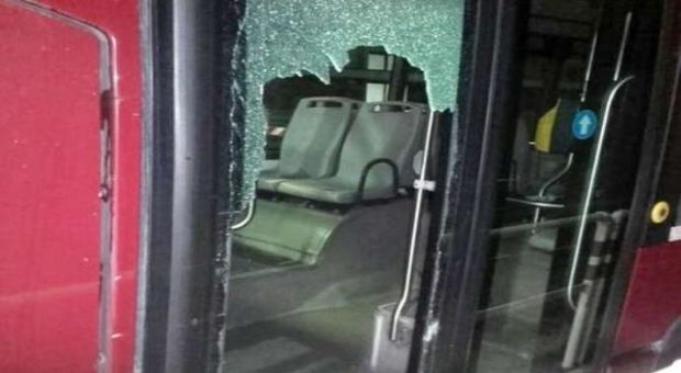 Spari contro bus a Roma, ma a bordo c’era solo l’autista: salvo