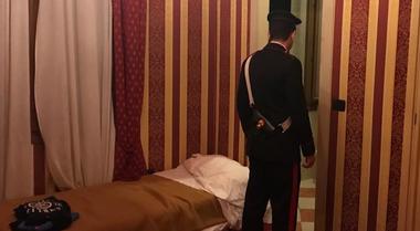 Venezia, gita scolastica: il professore gli toglie il cellulare e una studentessa francese 12enne si getta dal primo piano dell’hotel