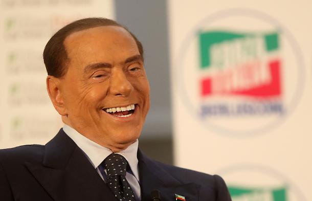 Milano, Silvio Berlusconi ricoverato per una colica renale acuta al San Raffaele