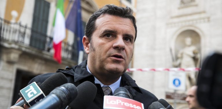 Le promesse del ministro Centinaio (Lega) ai romani: “Roma non rischia il default”. Tutto vero?