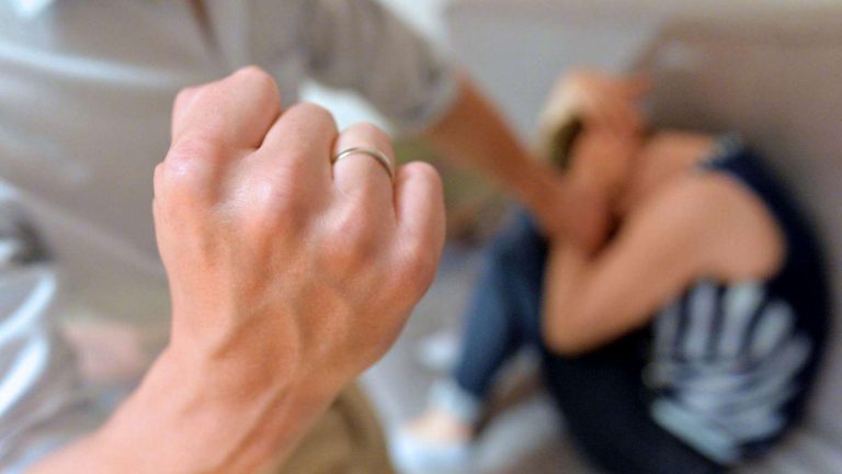 Catania, picchiava la moglie davanti ai figli: arrestato un 36enne