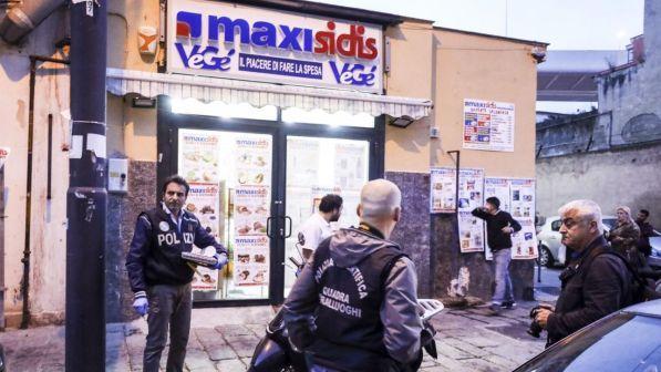Napoli, commerciante ucciso con una coltellata alla gola. La polizia ha fermato il figlio: l’omicidio sarebbe avvenuto dopo una violenta lite