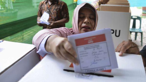 Indonesia, morti per malattie 270 scrutinatori alle elezioni generali