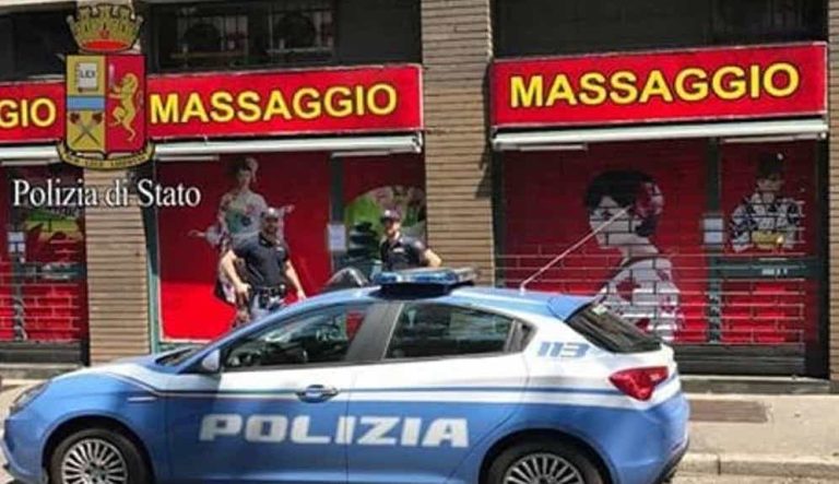 Milano, aggredita e violentata una cinese di 44 anni nel corso di una rapina nel suo centro massaggi