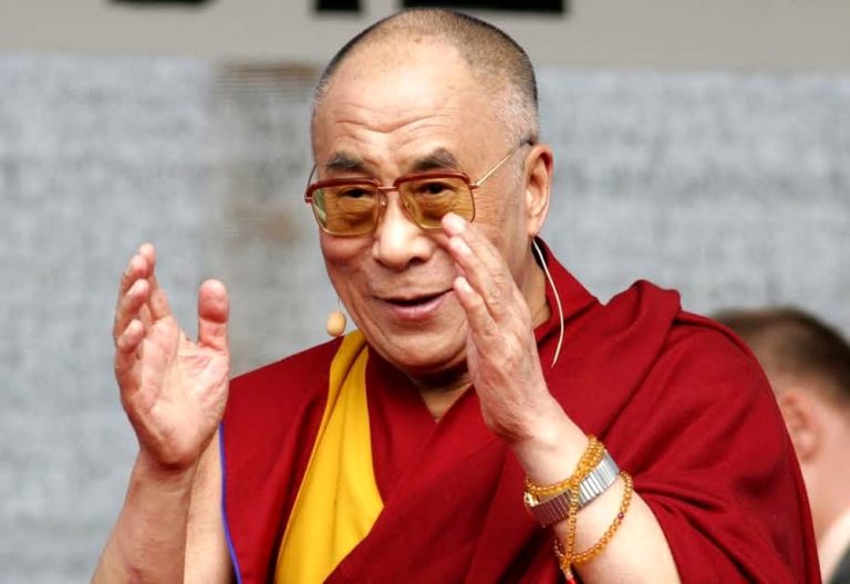 India, il Dalai Lama ricoverato in ospedale a Nuova Delhi per un’infezione toracica