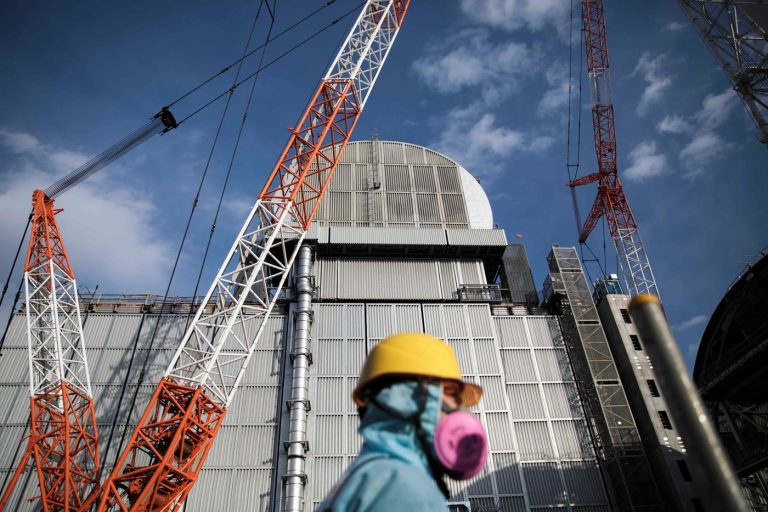 Il governo giapponese ha deciso di rilasciare nell’Oceano Pacifico l’acqua contaminata impiegata per raffreddare i reattori danneggiati dall’incidente nucleare di Fukushima