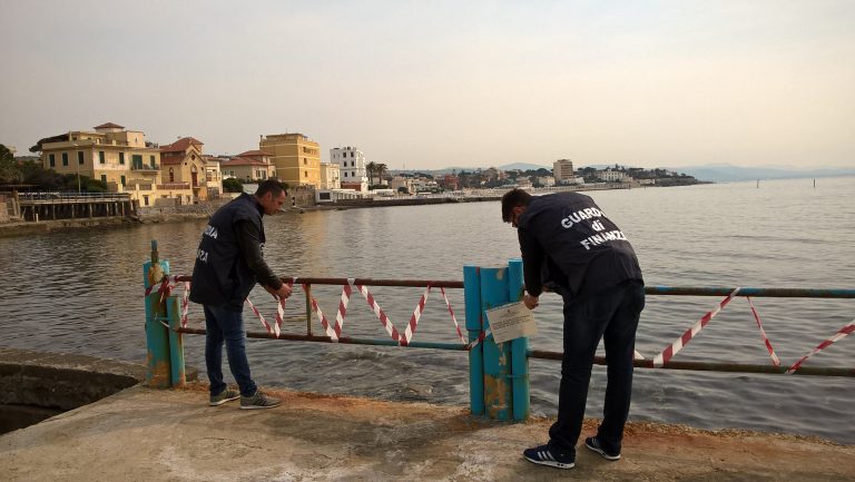 Tutela ambiente: sequestrati blocchi di amianto in mare a Santa Marinella, denunciato un responsabile