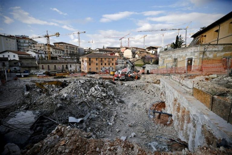 L’Aquila, dieci anni fa la tragedia del terremoto: 309 vittime, oltre mille feriti e la ricostruzione in grave ritardo