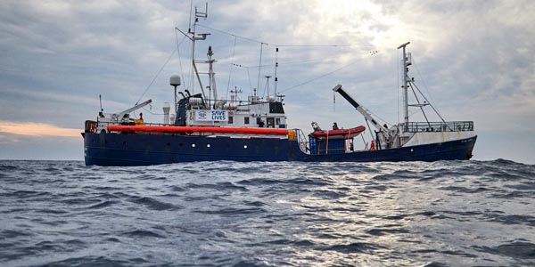 Macchina indietro per la Alan Kurdi. Lampedusa resta un miraggio, rotta verso Malta. Duro attacco dell’Ong a Salvini: “Sfrutta tutto e tutti per ottenere il massimo vantaggio possibile”