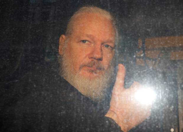 Londra, prima notte in carcere per Julian Assange. Il governo Inglese: “Non è un eroe”