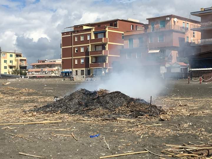 Rifiuti in fiamme sulla spiaggia, la denuncia del Movimento 5 Stelle