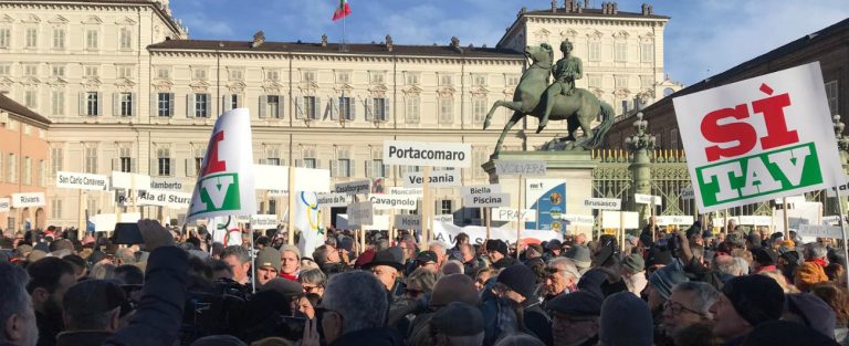 Il cartello Si Tav di nuovo in piazza con migliaia di persone a Torino