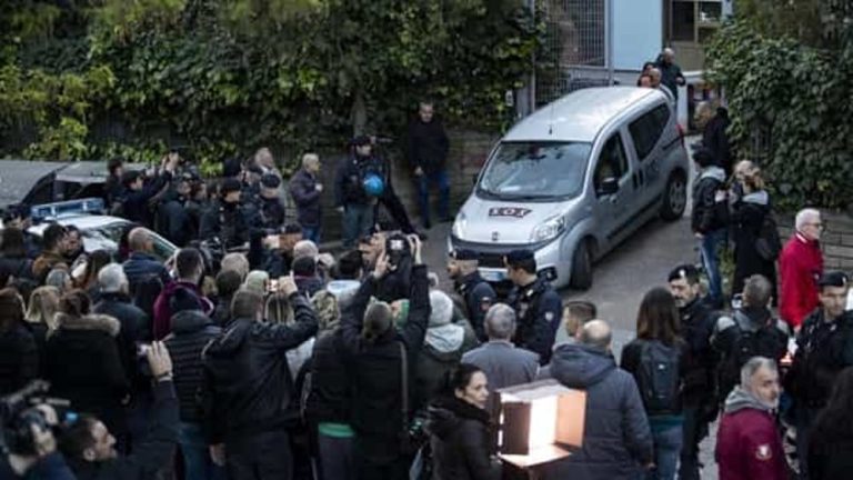 Torre Maura, portati via tutti gli immigrati dal centro di accoglienza di via Codirossoni