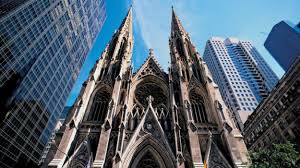 New York, fermato un uomo con due taniche di benzina davanti la Cattedrale di San Patrick a Manhattan