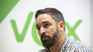 Elezioni in Spagna, con Santiago Abascal torna in Parlamento l’ultradestra patriottica dopo la morte di Franco