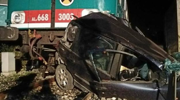 Linea Ferroviaria Modica-Siracusa: treno travolge un’auto: muore una donna