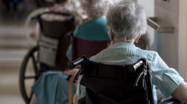 Settingiano (Catanzaro), anziani maltrattati in una casa di riposo: indagati 16 dipendenti della struttra
